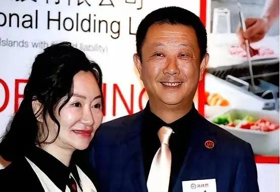 四川一女子为哥还债，在火锅店打工，老板看她可怜借了800块。谁也没想到，这800