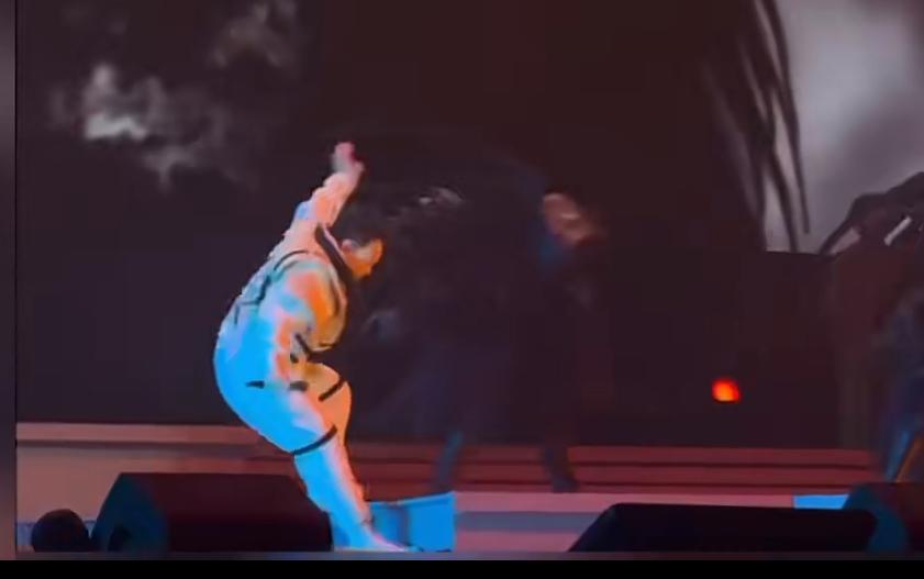 51岁陈奕迅在演唱会舞台上重重往后摔倒，立马爬起继续表演，现场观众看着很心疼，网