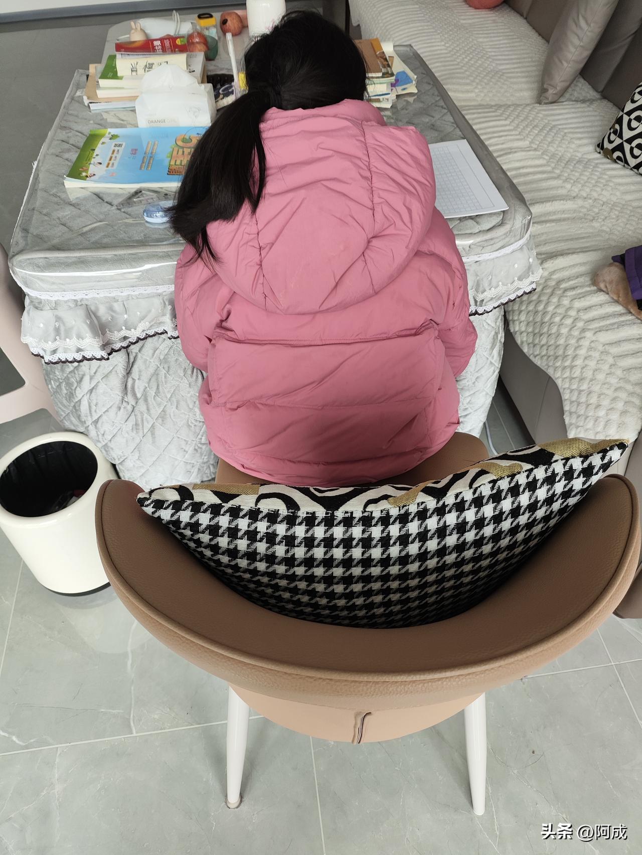 当家长真的太难了。明天就要开学，女儿的作业还没写完，就剩最后一篇作文《春节趣事》