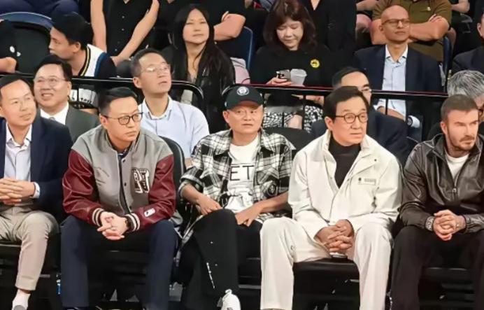 马云，旁边这个眼镜男孩是谁，会不会是坐错了位置，其他几个都是国内外响当当的精英人