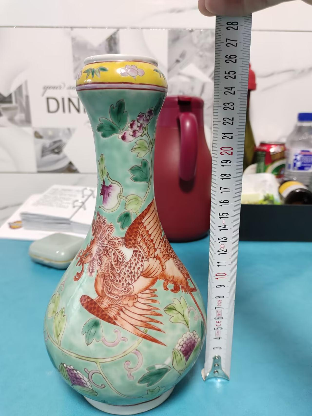 清同治 景德镇民窑绿地粉彩凤穿牡丹蒜头瓶 藏品鉴赏
 
本品为清代同治时期景德镇