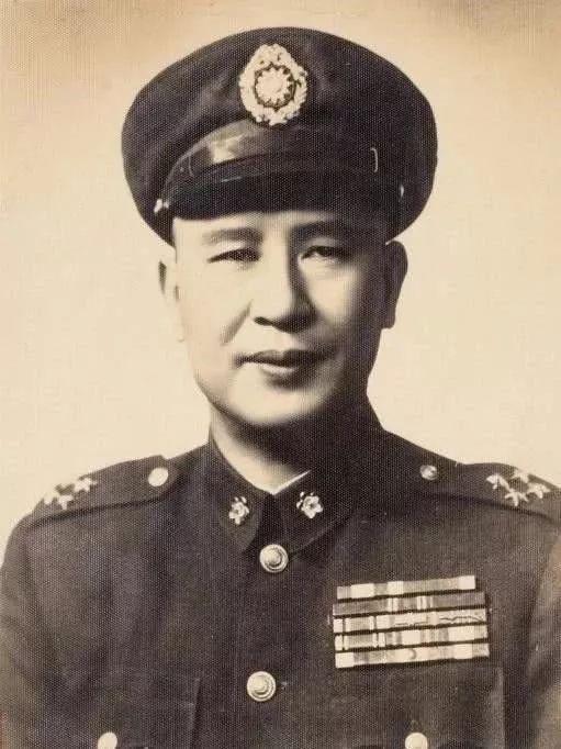 1966年12月3日早上，台北白崇禧公馆，副官轻轻推开门，吱呀一声。屋里的景象让