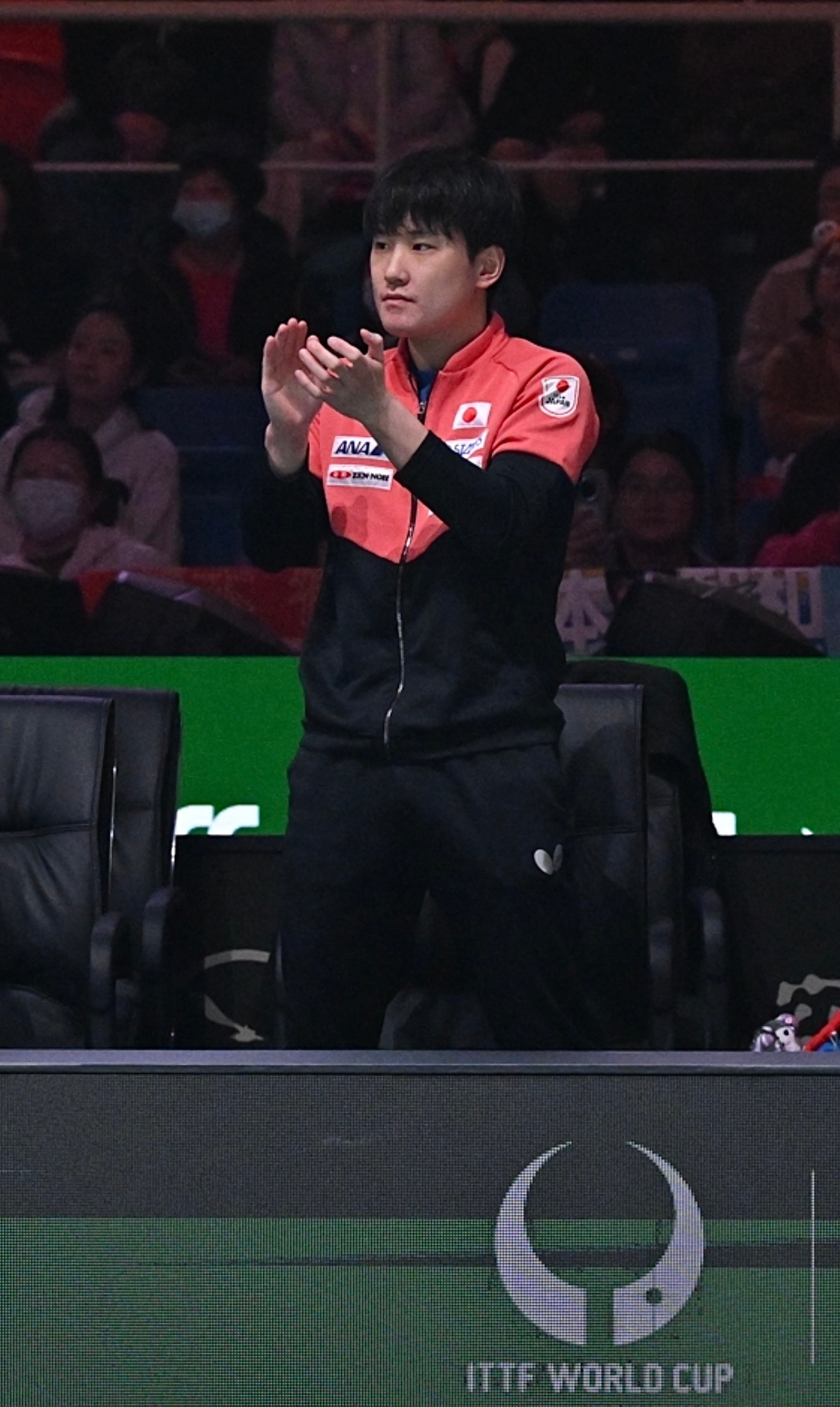 张本智和张本智和2025成都混团世界杯 日本vs印度场边应援cr.ITTF 
