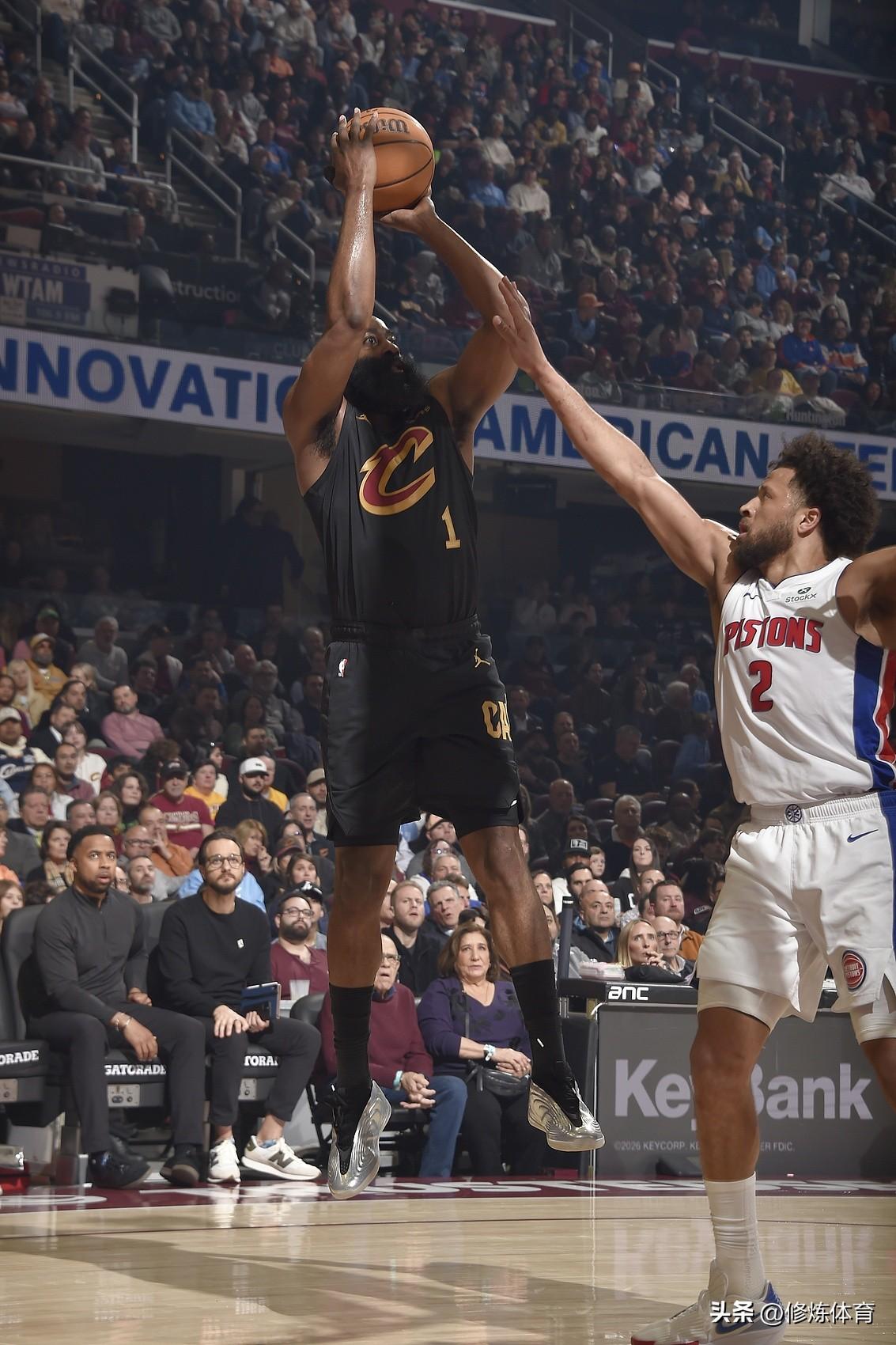 骑士不怕活塞是有道理的！从交手战绩来看就知道了：

第一次交手：骑士赢21分（哈