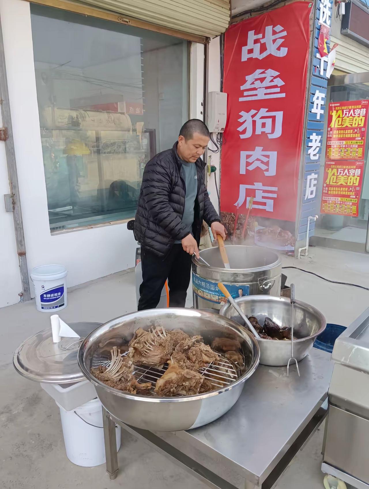 去年冬天的12月份，在河北邯郸的一处马路边上，一家狗肉店正如火如荼的隆重开业！