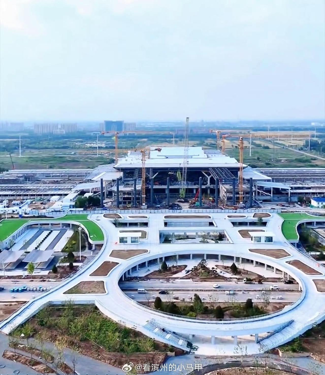 建设中的山东滨州高铁站，越来越像那么回事儿了，年底就要投入使用了~  ​​