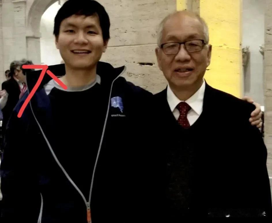 一只不起眼的蜱虫，

竟然干翻了马斯克麾下的顶级智囊。

杨格，这个名字在硅谷A