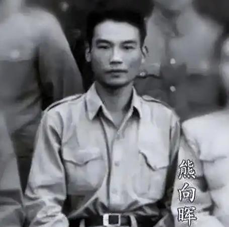 1961年，周总理在钓鱼台偶遇一个落单的少女，就问她：“你爸是谁？”少女说：“我
