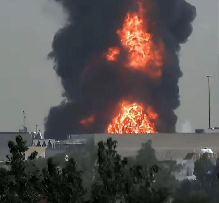 刷到迪拜机场浓烟蔽日的现场视频，无数人第一反应都是不敢置信。这座常年稳居全球最繁