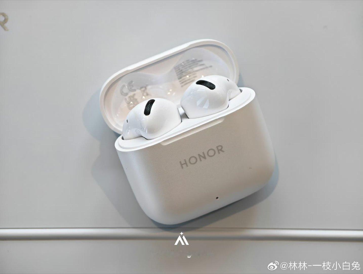 荣耀Earbuds 5e半入耳降噪耳机实物曝光，机身简约纯白，经典半入耳造型佩戴
