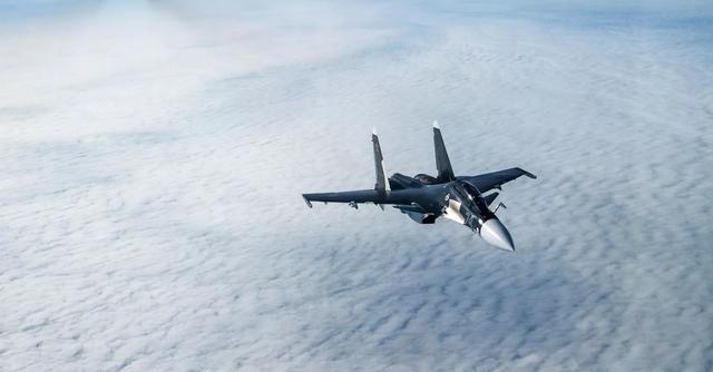 韩国军方：10余架中俄军机进入韩防空识别区，韩战机紧急升空。
这句话看上去像东北