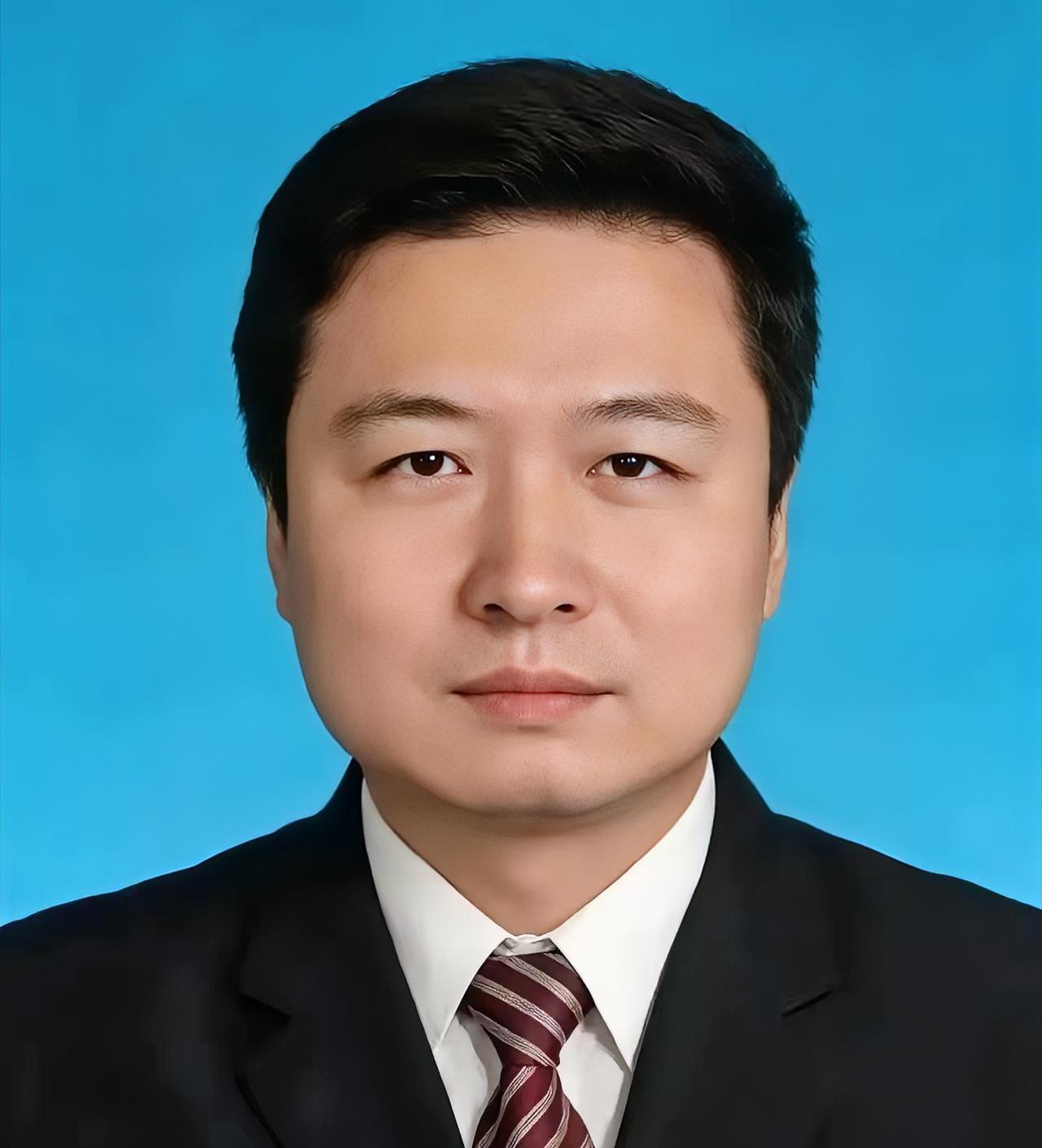 这是贾平凹的女婿、贾浅浅的丈夫贾少龙。贾少龙比贾浅浅大2岁。两人都是陕西人，相识
