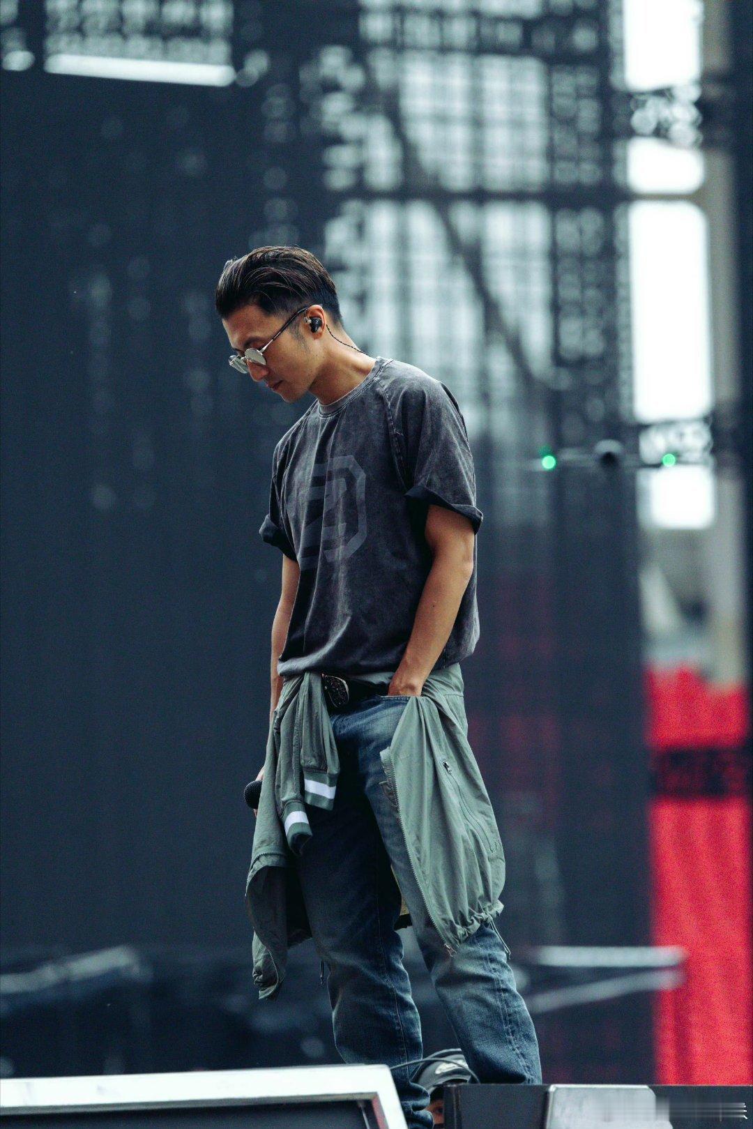 谢霆锋一看饭拍天塌了哈哈哈哈哈哈哈哈穿这么多不热的吗？不知道武汉多少度了。 