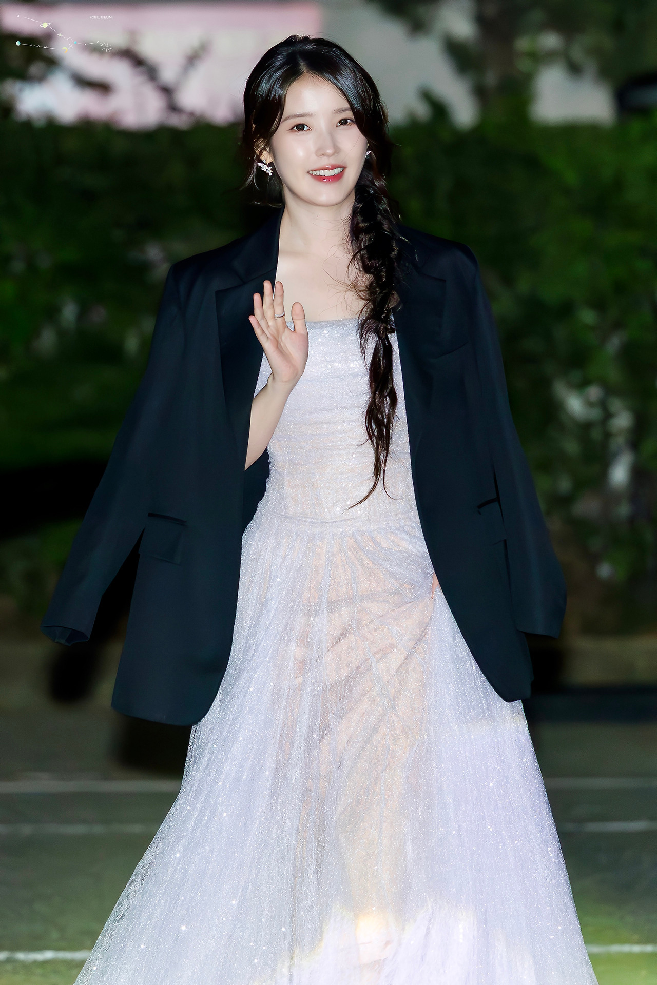 IU[超话]  💗IU出道十七周年快乐 251002 IU 首尔电视节颁奖典礼