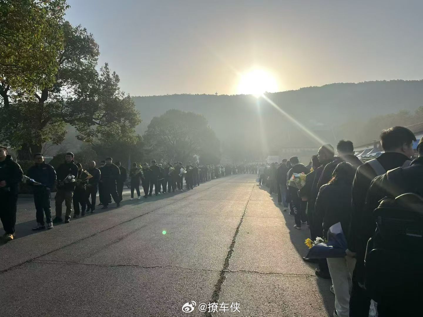 【张雪峰老师，一路走好】张雪峰老师骤然离世，令人扼腕叹息。他以赤诚之心为万千学子