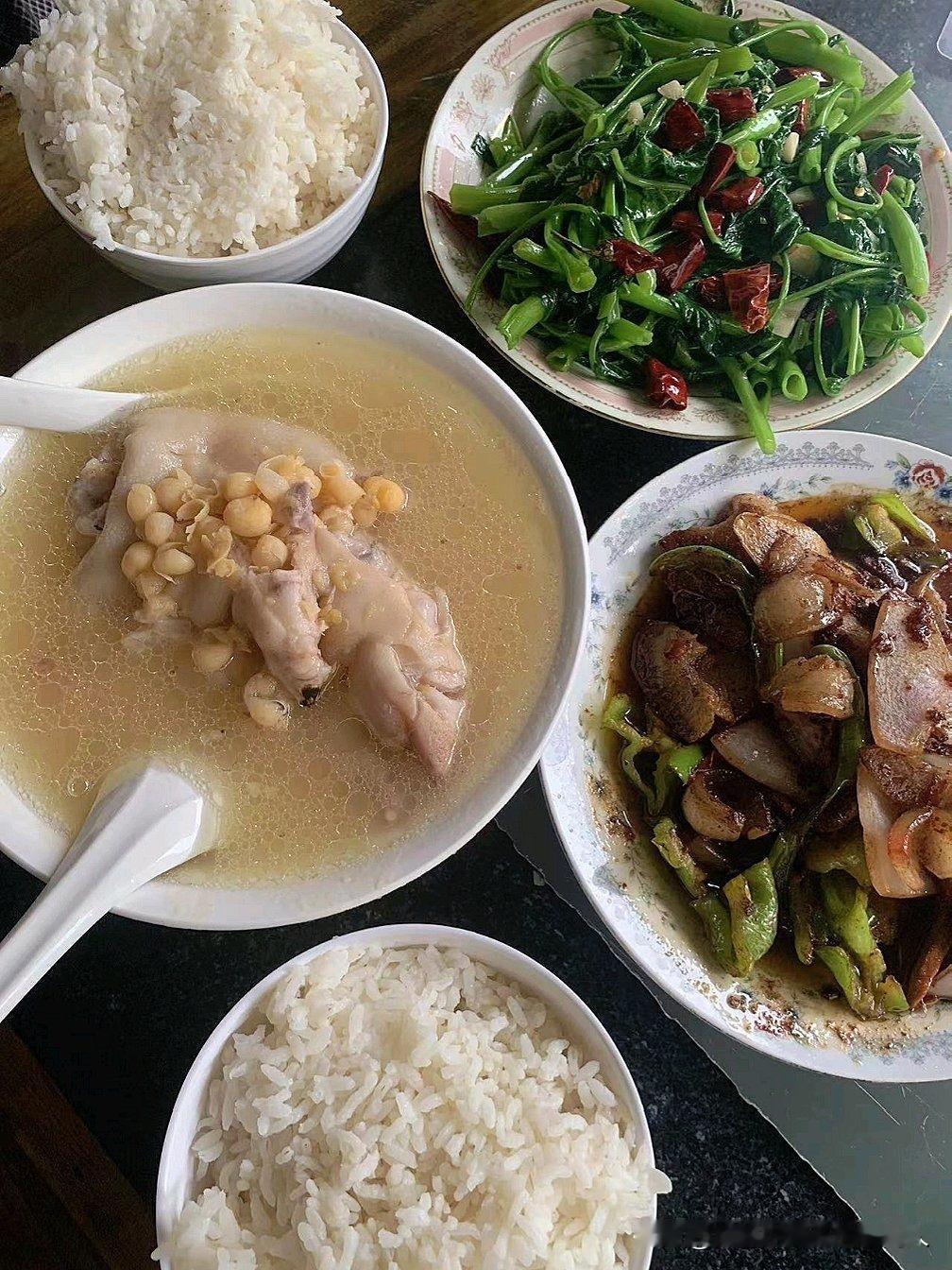 在儿子儿媳家我能说了算我不煮饭，全家没人敢开火；
我不洗衣服，脏衣服能堆成山；