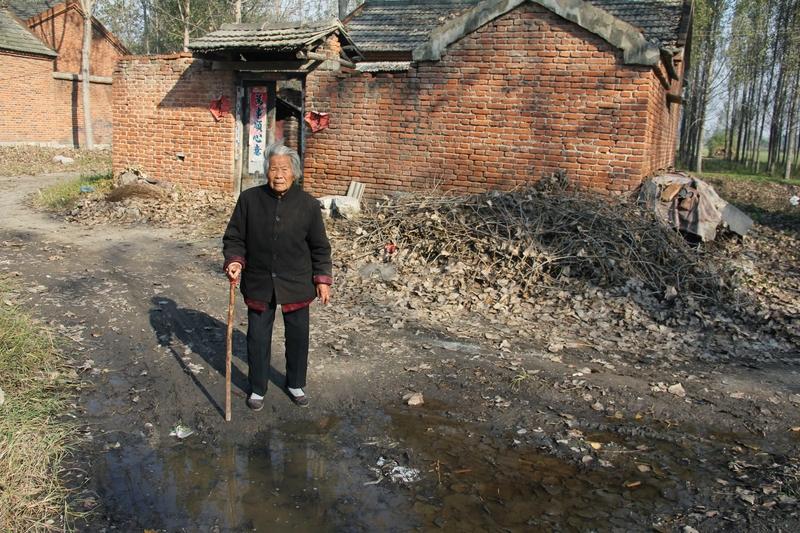 一位深受村民爱戴的老书记——88岁的陈官章，带着对这片土地和乡亲们的无尽牵挂，永