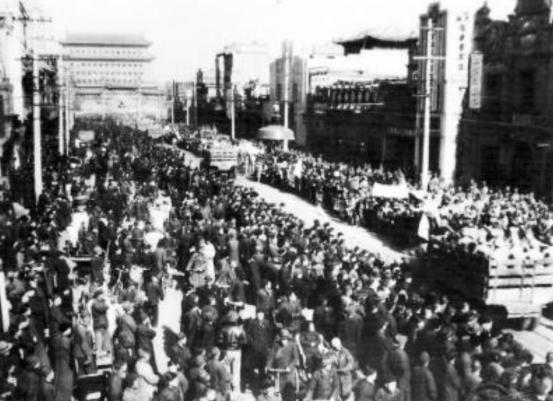 1949年初，蒋介石得知傅作义起义已成定局，这时他为了减少损失决定派飞机到北平接
