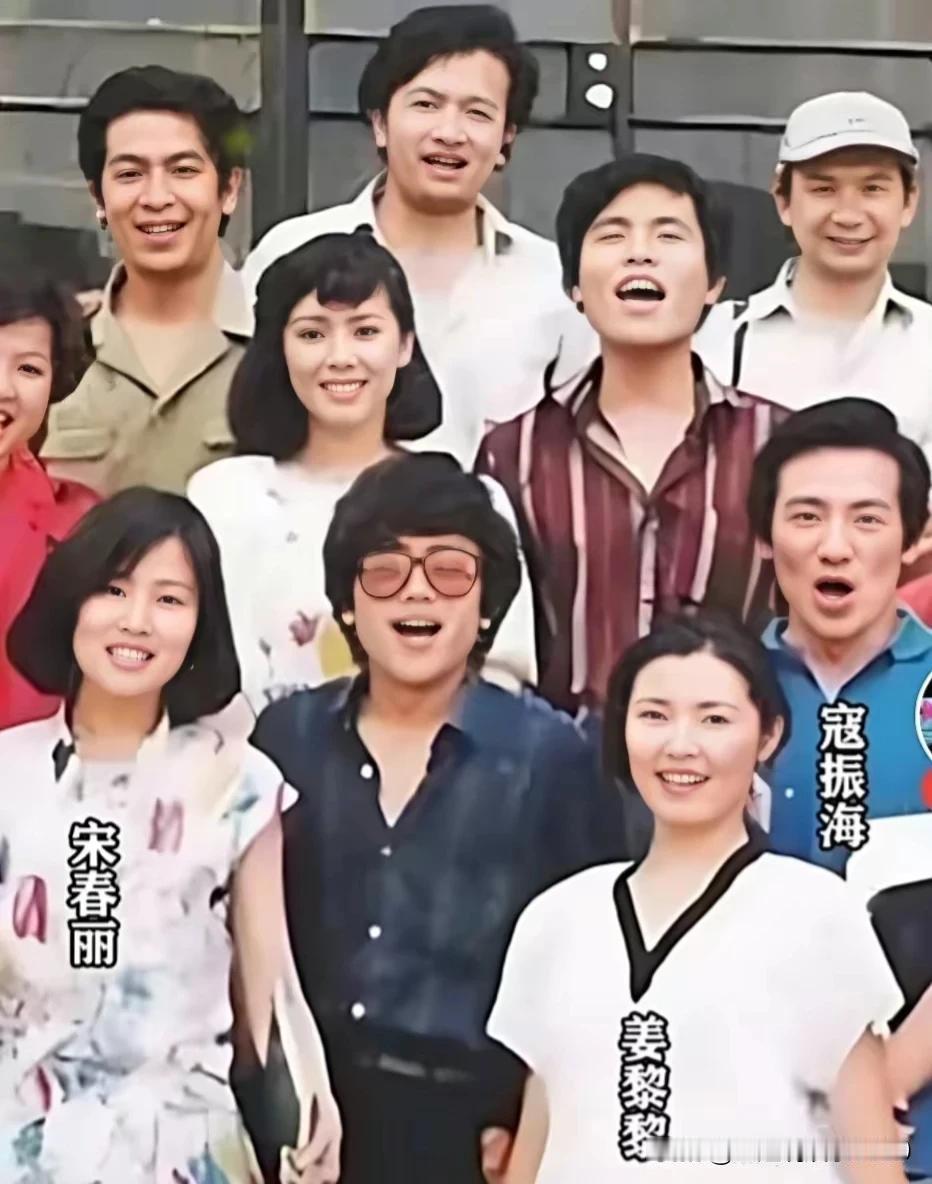 这是宋春丽年轻时候的照片，
如果不看字还真认不出来[捂脸]
这真的是宋春丽老师吗