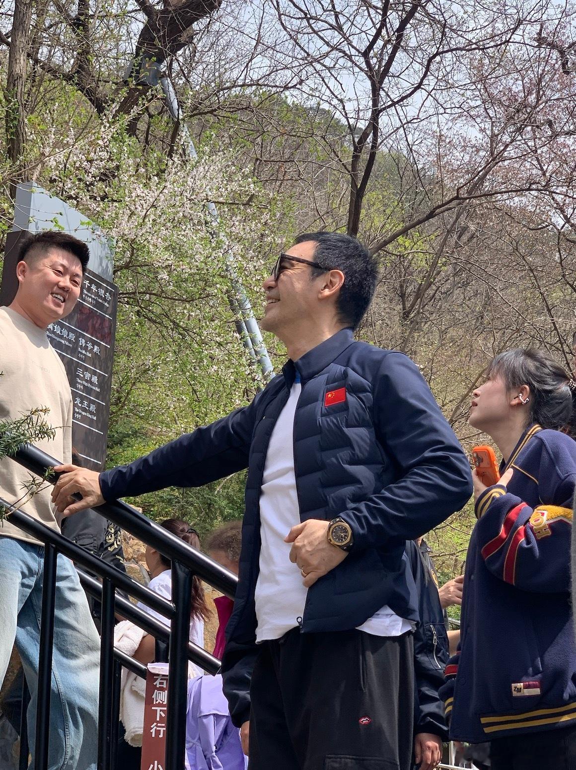 最离谱的一次，是有人在大孤山偶遇陈凯歌、陈红、陈飞宇一家。不是活动，不是红毯，就