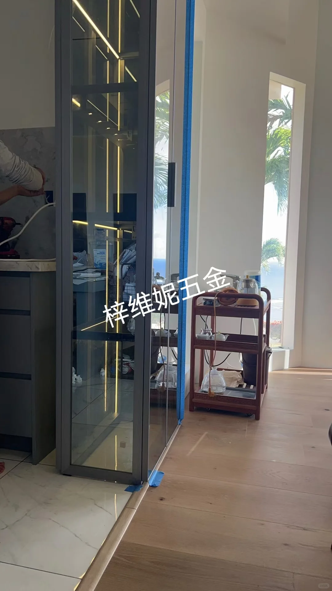 美国客户玻璃柜安装好了