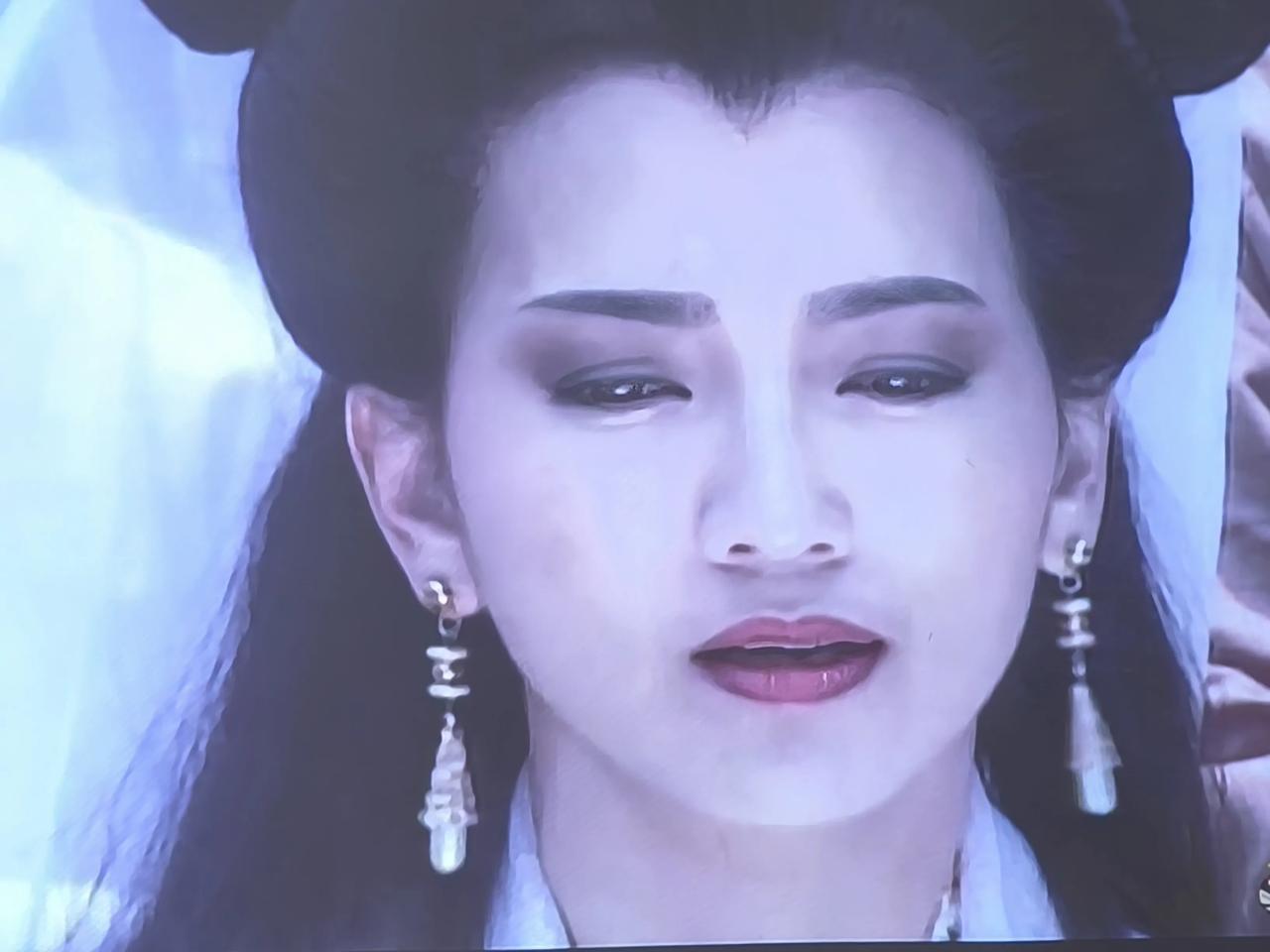 今天看新白娘子传奇
正好是第一集，白娘子变化成人，然后拜求观音菩萨帮自己摆脱尘缘