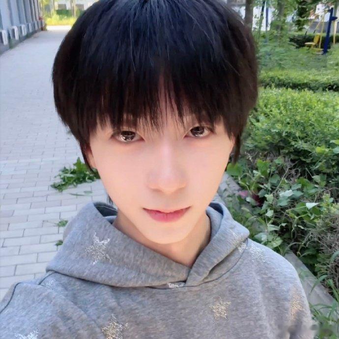 杨博文 感谢你们陪我一起出发杨博文对待粉丝永远满怀热忱与真诚，一句简单致谢暗藏少