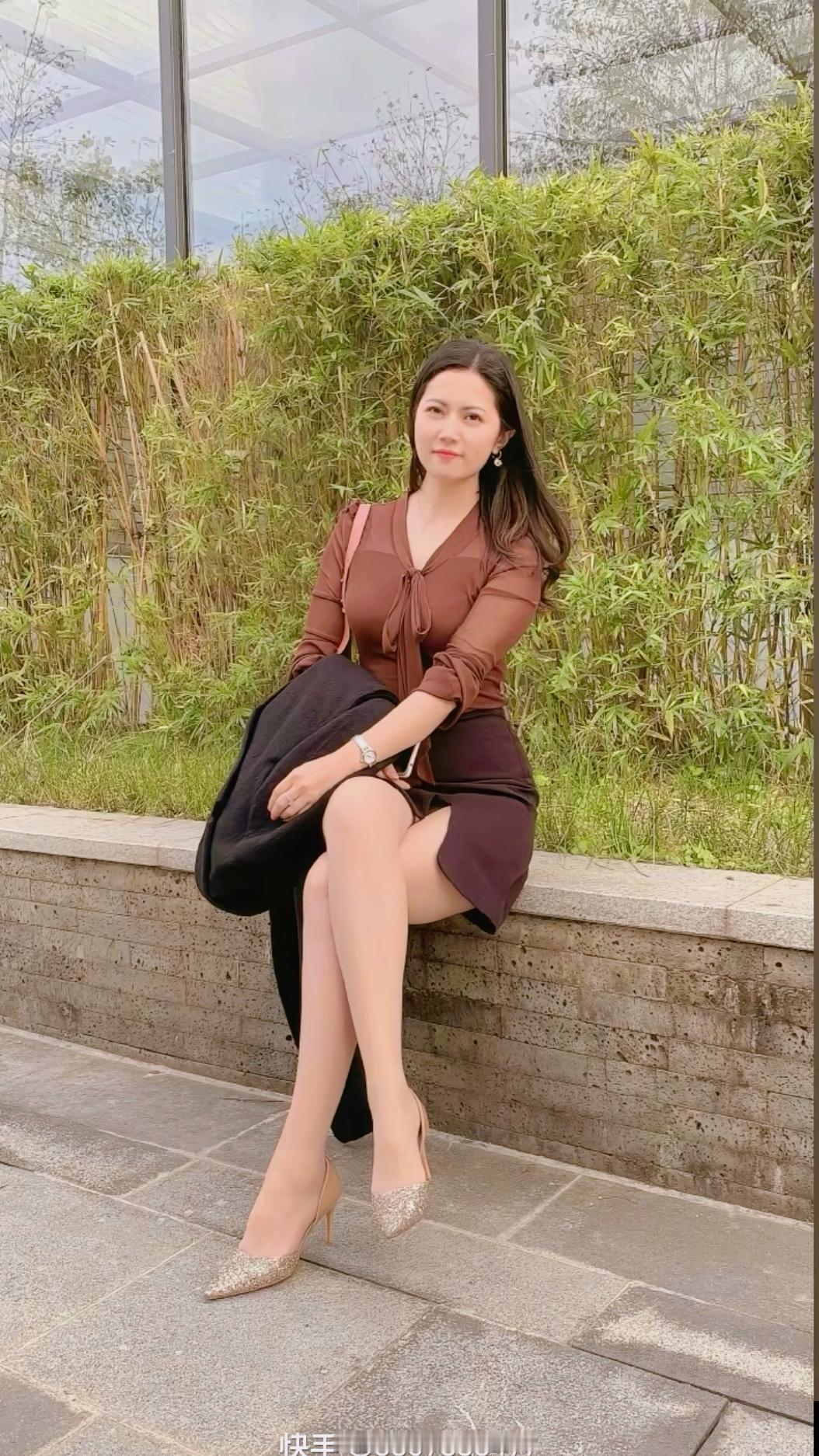 真正令人痛心的感悟，
常常隐匿于难以言说的日常之中。
朋友夸赞你乐观开朗，
却无