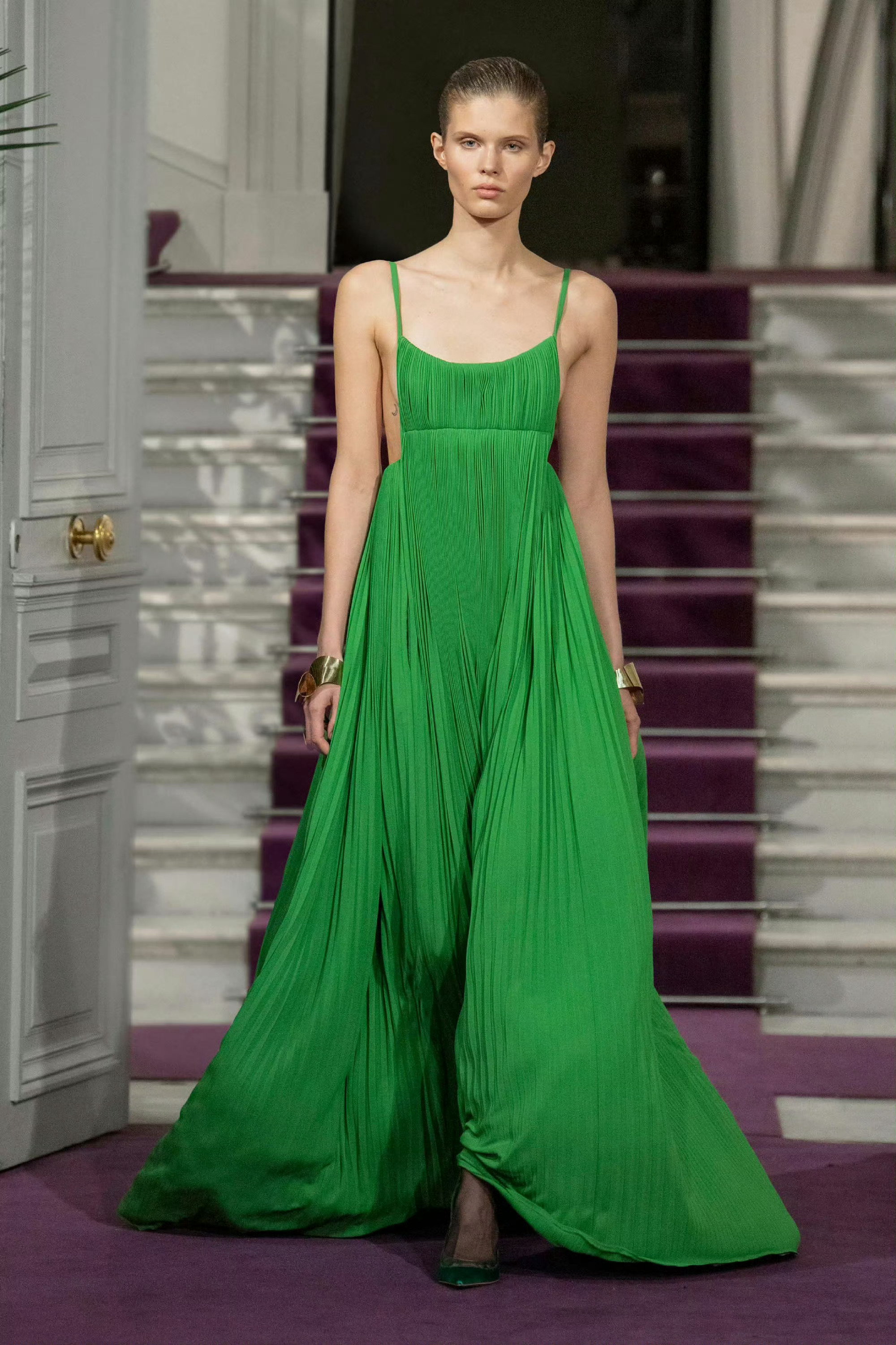 Valentino 纯色高定礼服，来自Pierpaolo Piccioli 设计