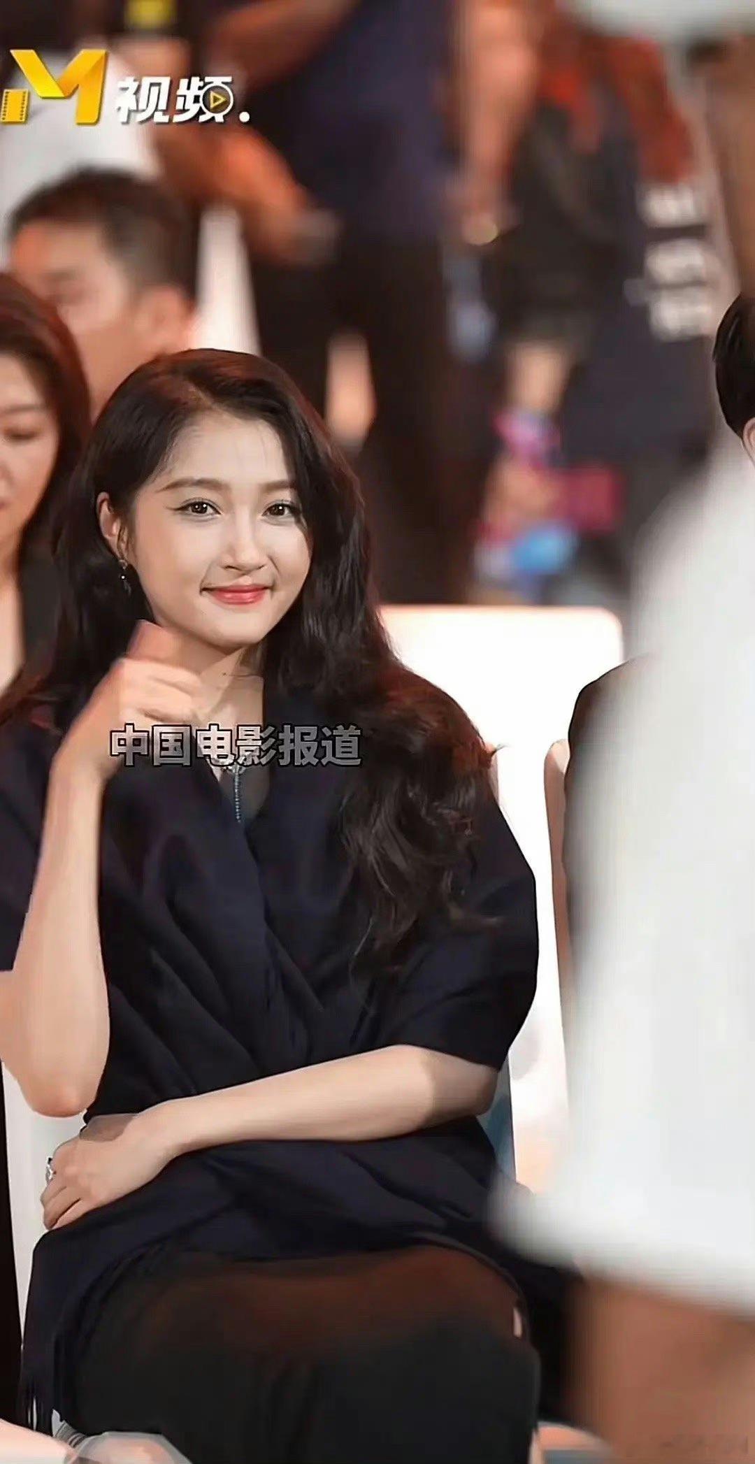 关晓彤是不是平时不注重身材管理呀？这脸怎么总是肿肿的？ ​​​