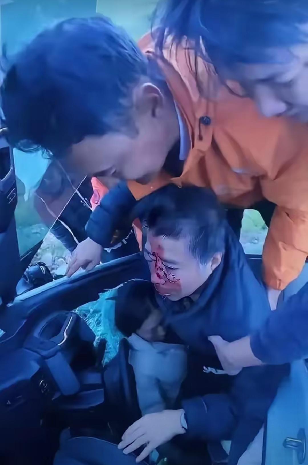 谁能想到一次普通驻足，会撞见一场生死考验。孜珠寺海拔四千五百米，男子正在路边刷牙