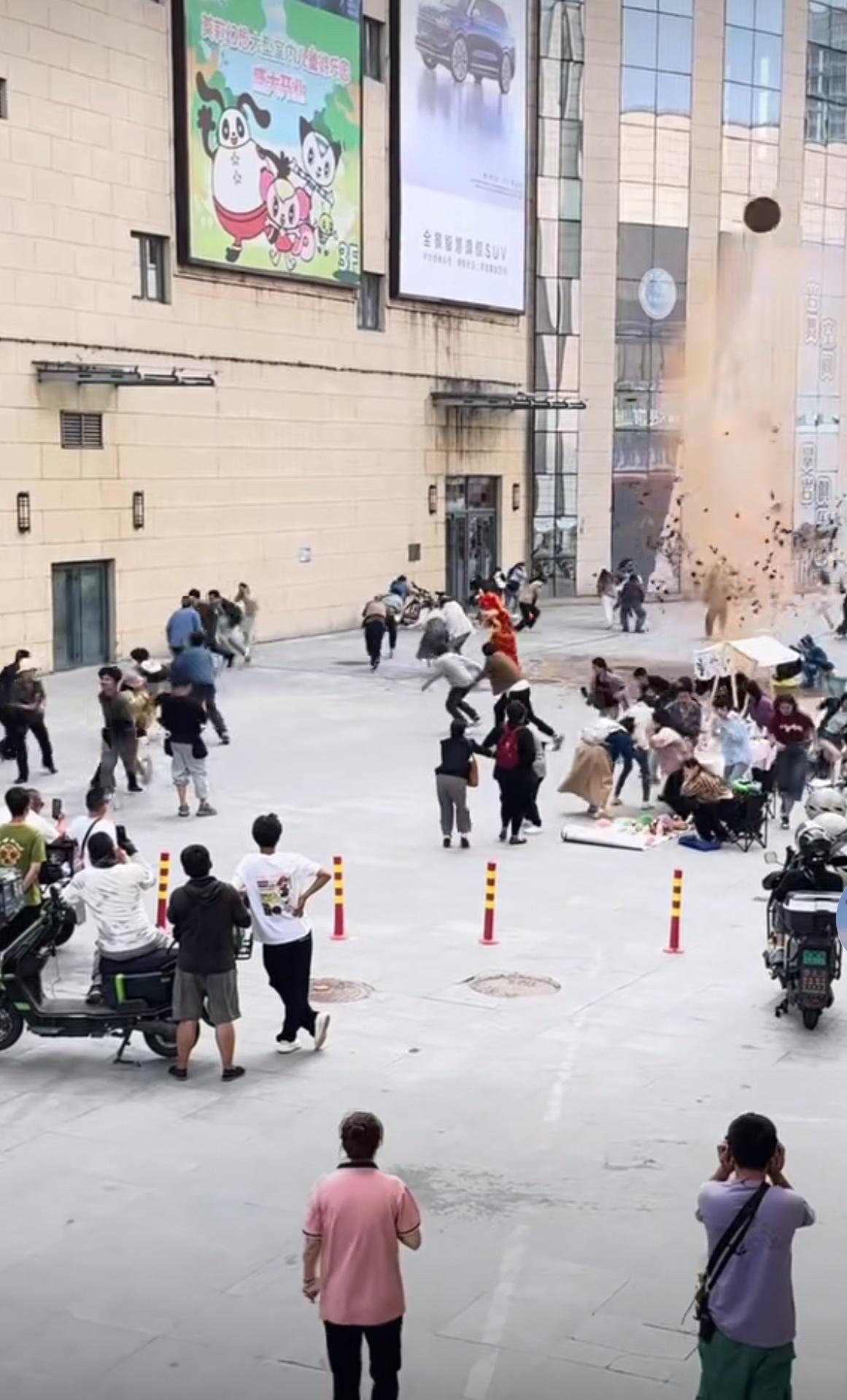 商场广场上突如其来高空抛落粪物，路人瞬间四散狂奔。
网友脑洞起名：屎尿未及慌忙逃