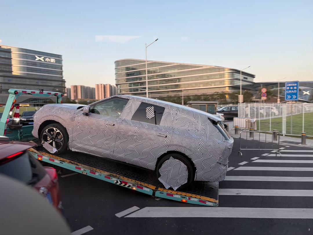 小鹏总部发现一辆还没发布的带伪装的新车，猜猜是啥型号小鹏g9l全球首秀 广州·广