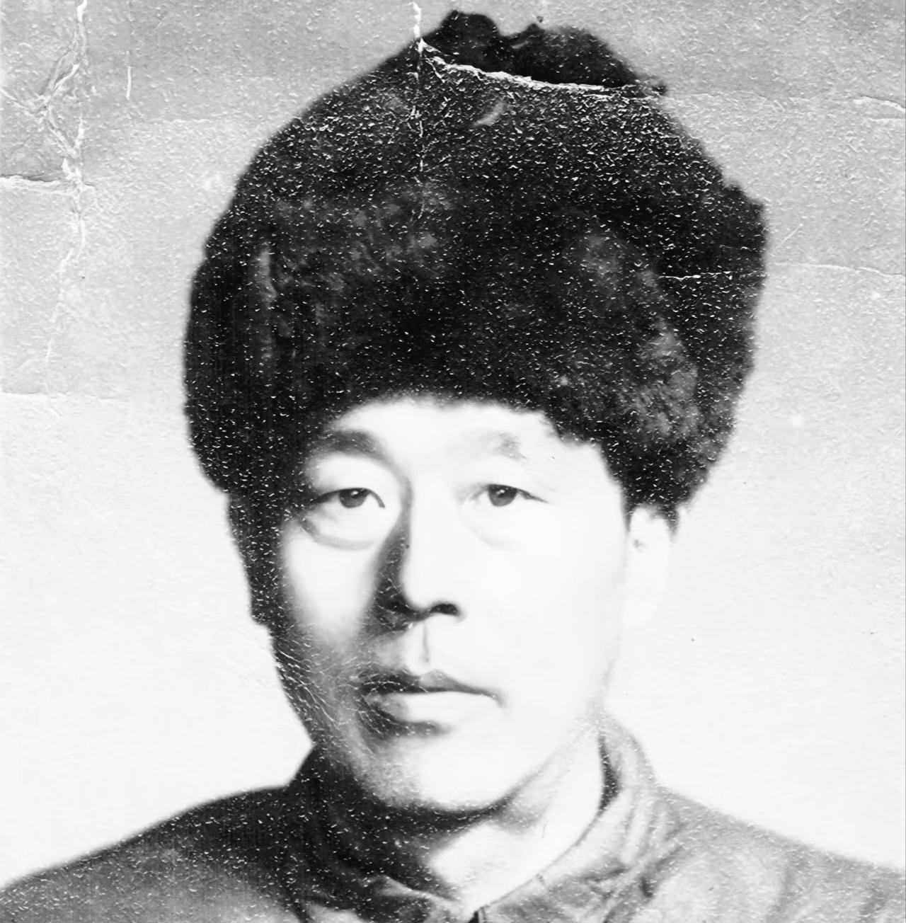 1940年，青帮大佬张啸林投靠日本人当汉奸，躲公馆里不敢出门。

贴身保镖林怀部
