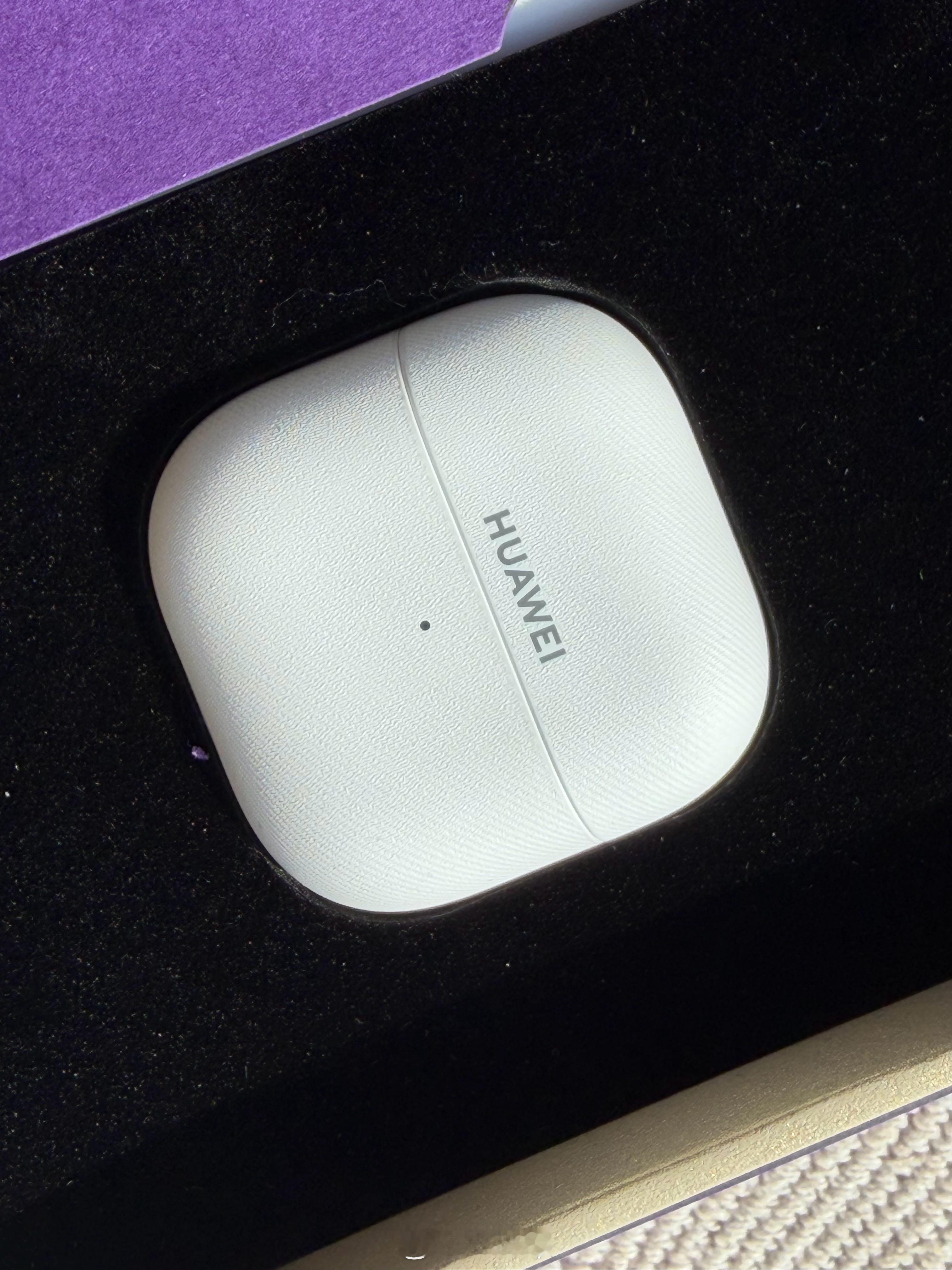 收到了华境的礼盒，打开上层就有一个华为freeclip2耳机，上来就被我老婆没收