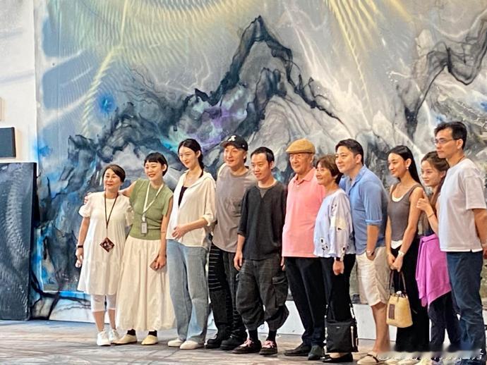 美术馆偶遇方力申夫妇方力申妻子孕肚 有网友在佛山美术馆偶遇了方力申夫妇，从图片中