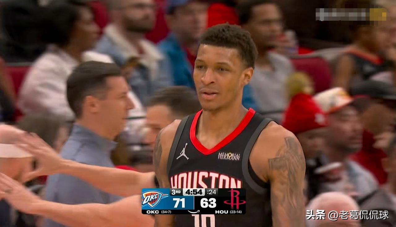 我必须要怒赞火箭大将小史密斯！虽然今天火箭在主场以91：111惨败于雷霆，但是小