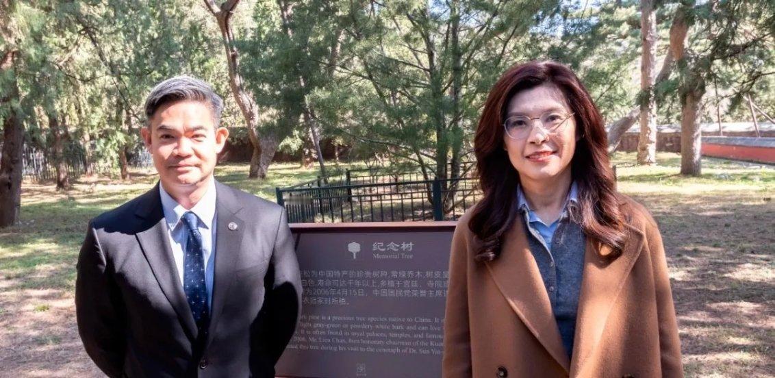 郑丽文参观故宫郑丽文基本只要出现在公众面前就是面带笑意，起码礼节是有的。 