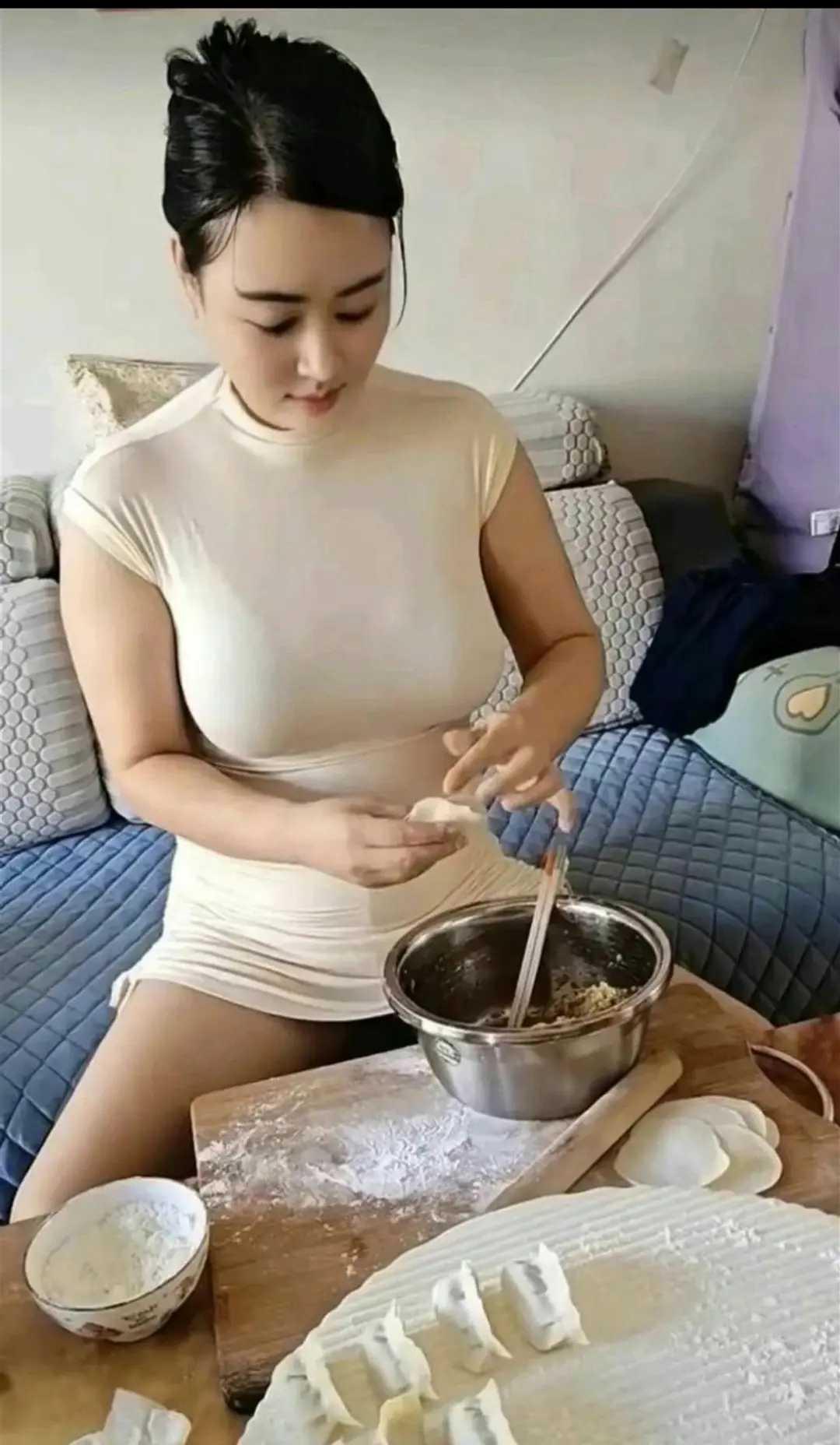 【独家美味揭秘：为何嫂子的手工饺子令人赞不绝口？】
每逢佳节团圆日，总有一道家的