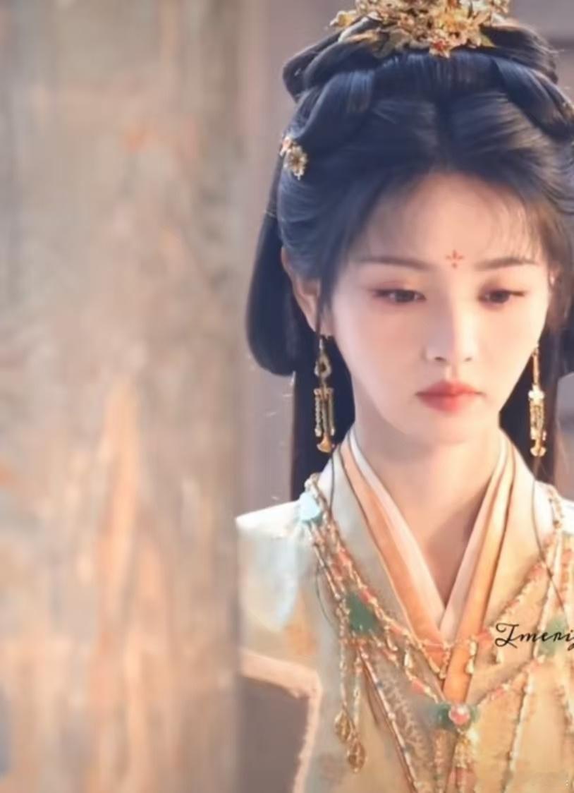 田曦薇嫁金钗两套造型田曦薇两套造型田曦薇嫁金钗两套造型，哇塞哇塞，