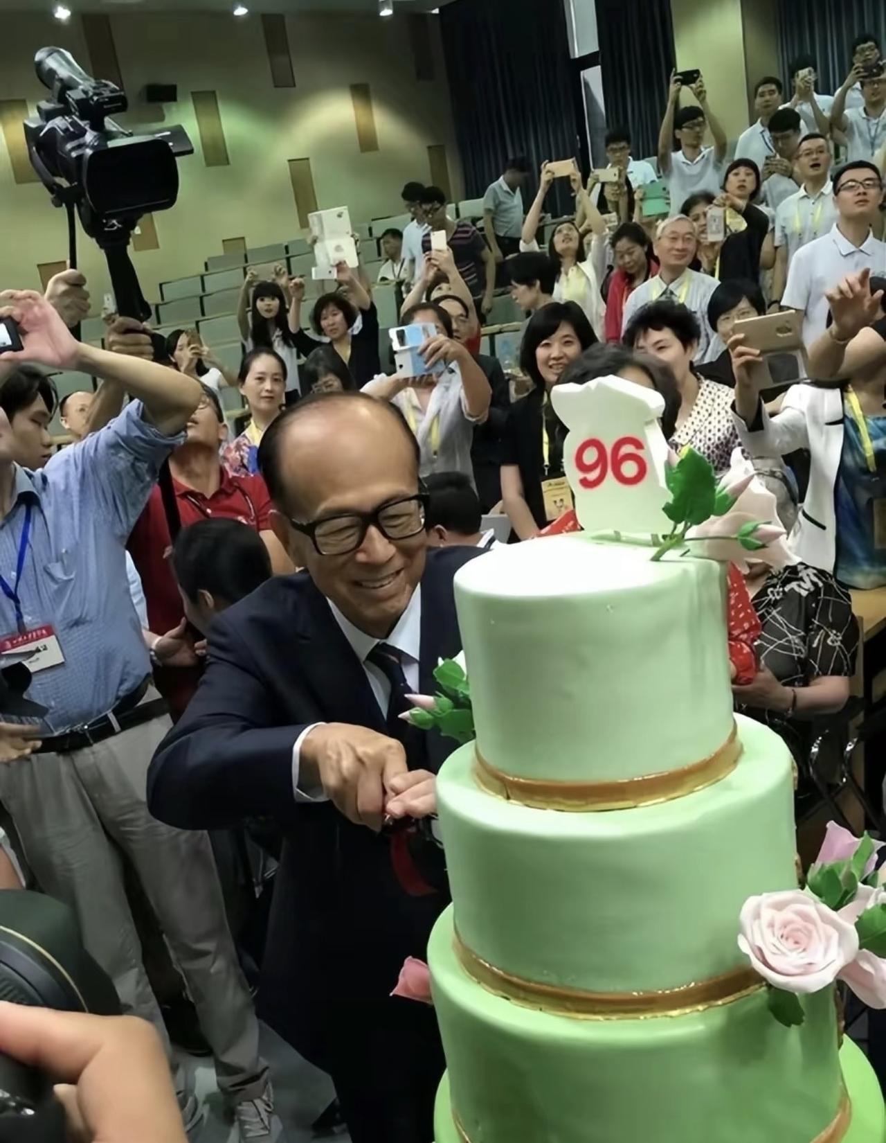 96岁李嘉诚过生日，既没待在私人豪宅宴请名流，也没搞什么天价排场，反倒挤在汕头大