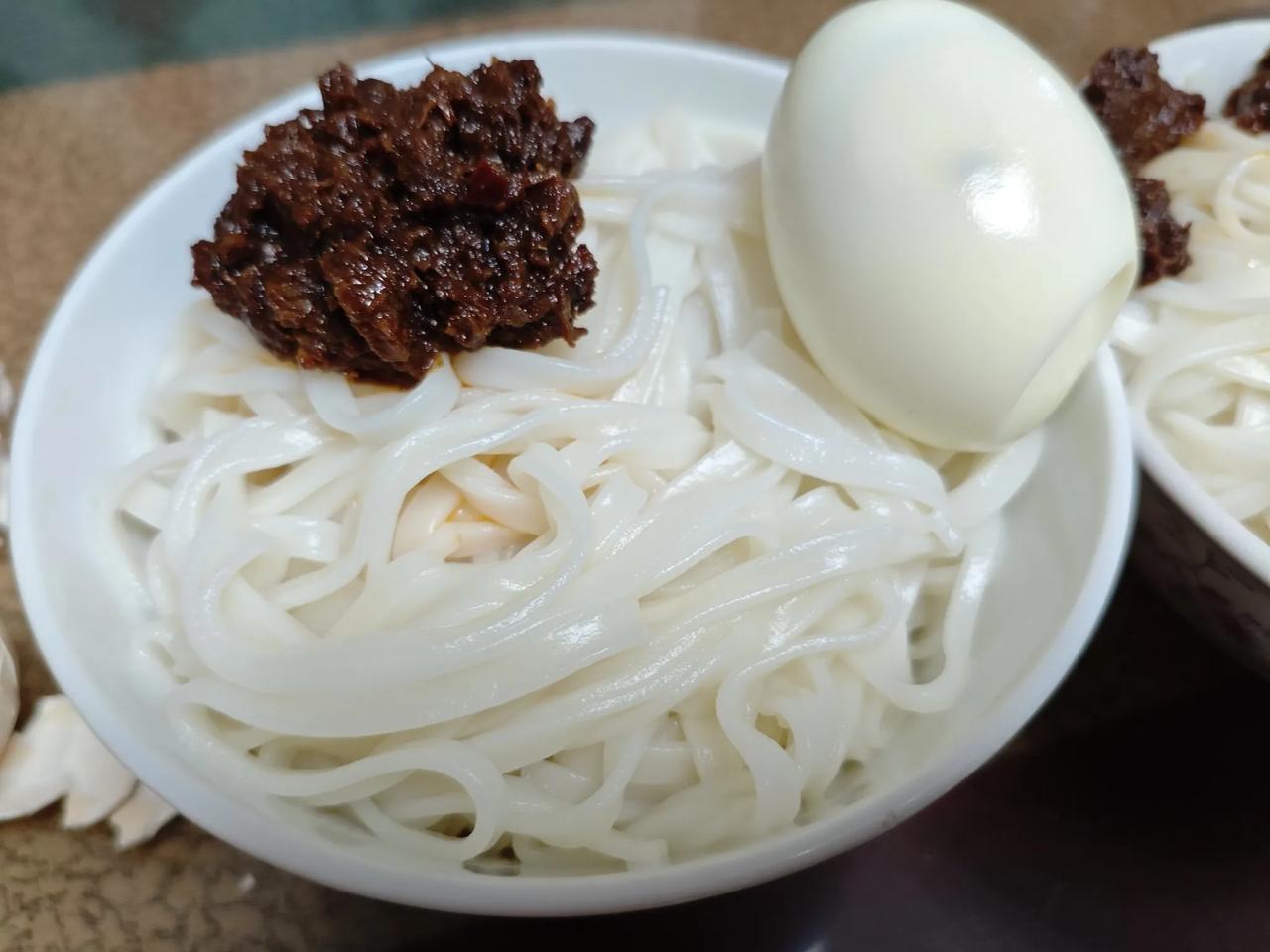 今早的炸酱面很受欢迎
还比较省事
酱都是买的现成的
直接下面条就行
做其他的还得
