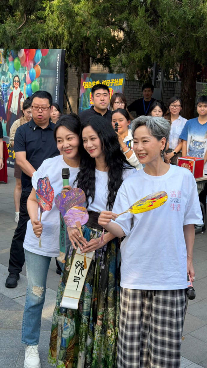 闫妮北外宣传活色生香 闫妮现身北外校园宣传《活色生香》，简约白T造型尽显松弛感。