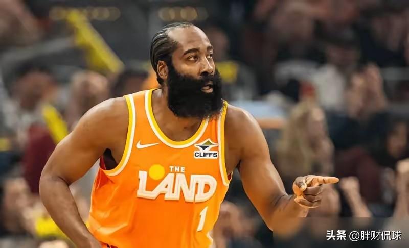 莫布里：登哥，你复出就大放异彩，组织、得分、篮板全到位（拿22分9篮板8助攻），