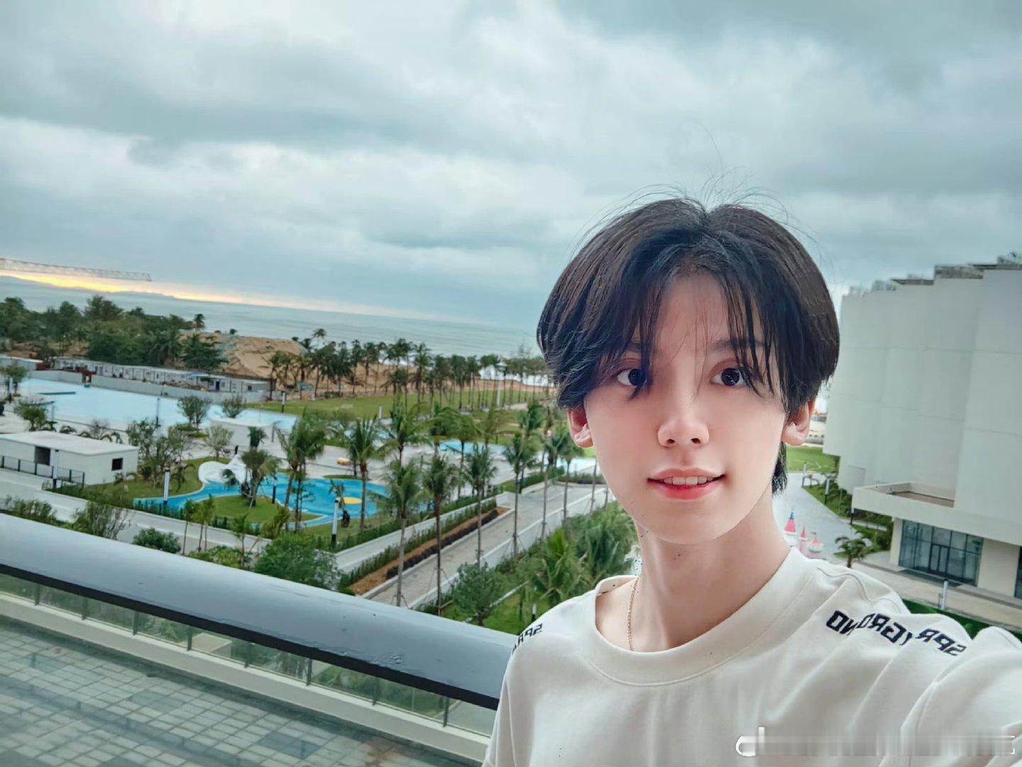 左航说好景不挑摄影技术左航今日营业杀疯了！轻混血神颜自带氛围感，果然好颜值不挑镜