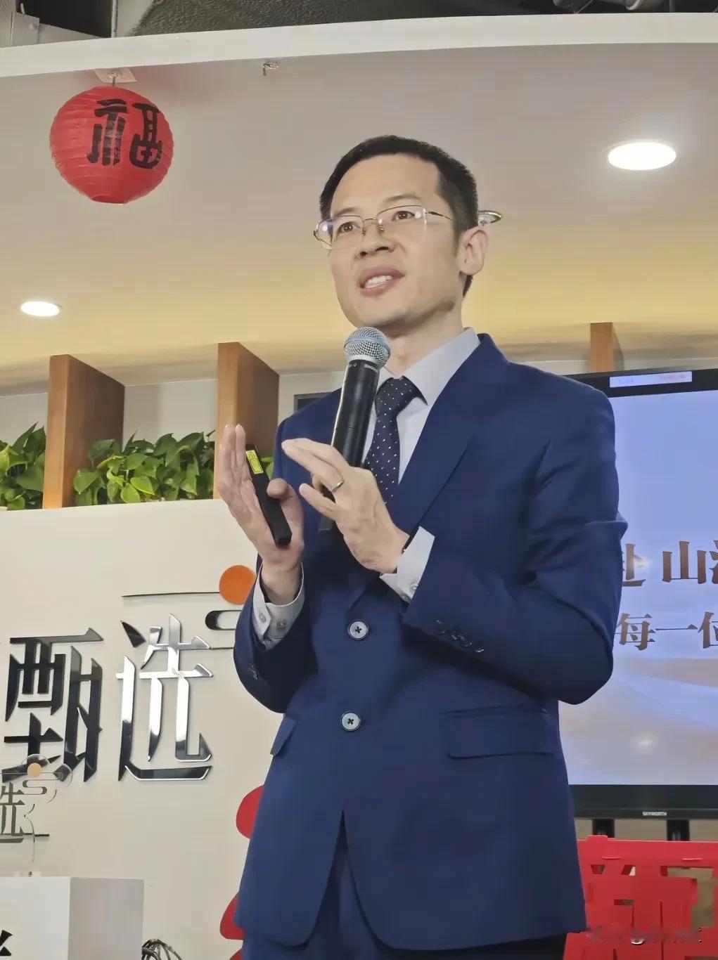 孙进走的路与东方小孙不同！
东方小孙给消费者开会，孙进给消费者述职。
一批东方甄