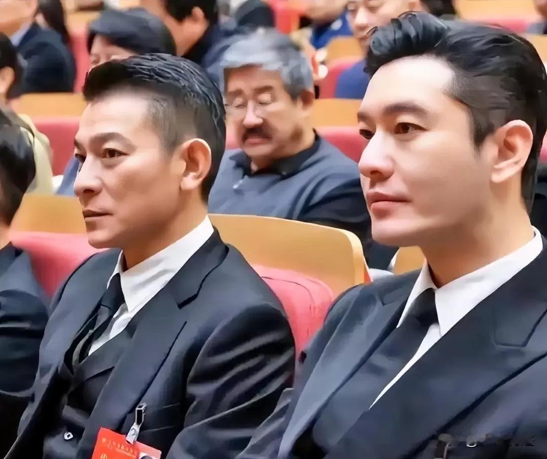 黄晓明这个侧颜，说真的，把刘德华给打败了！
刘德华，主要输在了，鼻头太尖太勾，然
