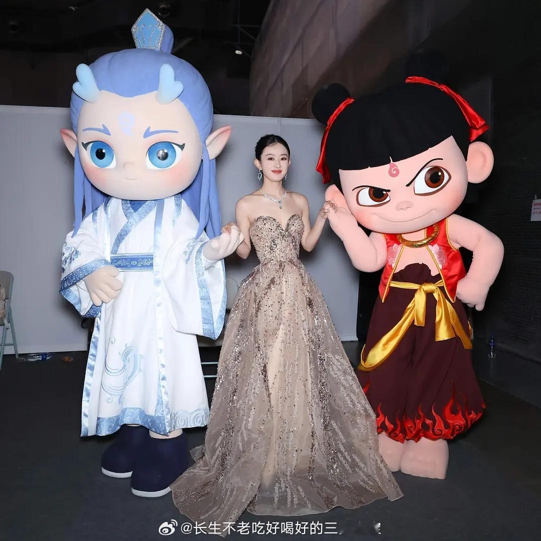 赵丽颖左手拉哪吒右手拉敖丙 微博之夜都在争咖位，只有我们哪吒悄悄摸摸搞宣发，已成