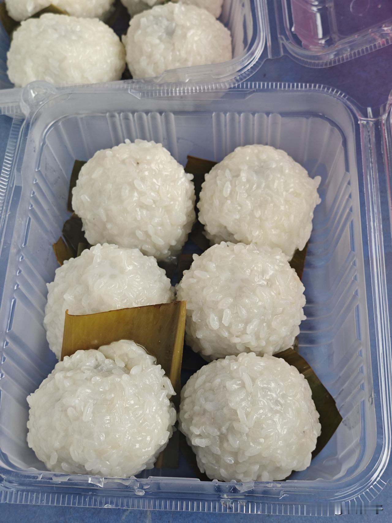 来长乐第一样小吃必尝清茉莉。搭乘地铁抵达长乐十洋站A出口，出站就能看见一位大叔常