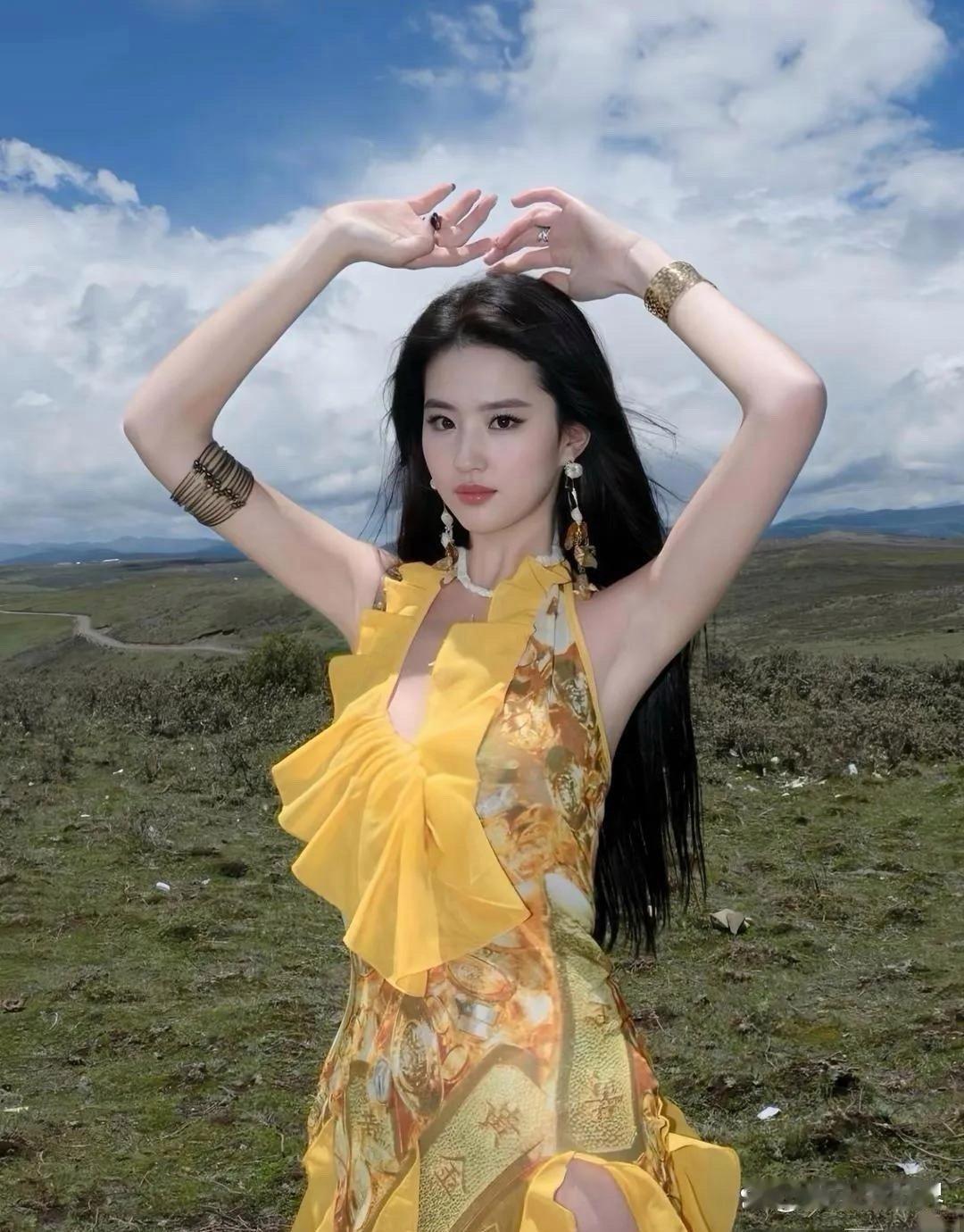 刘亦菲这身装扮简直无敌了，白皙瘦削，美貌绝伦，虽然穿着裙，但能看出来，身材也是相
